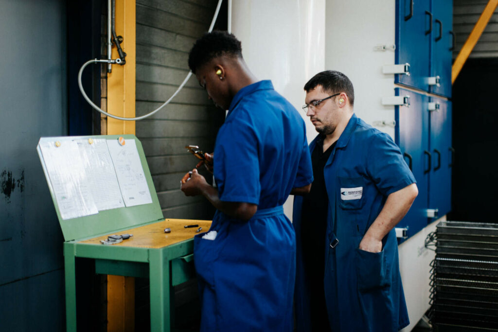 photo d'une jeune apprentis formé chez Romand Décolletage