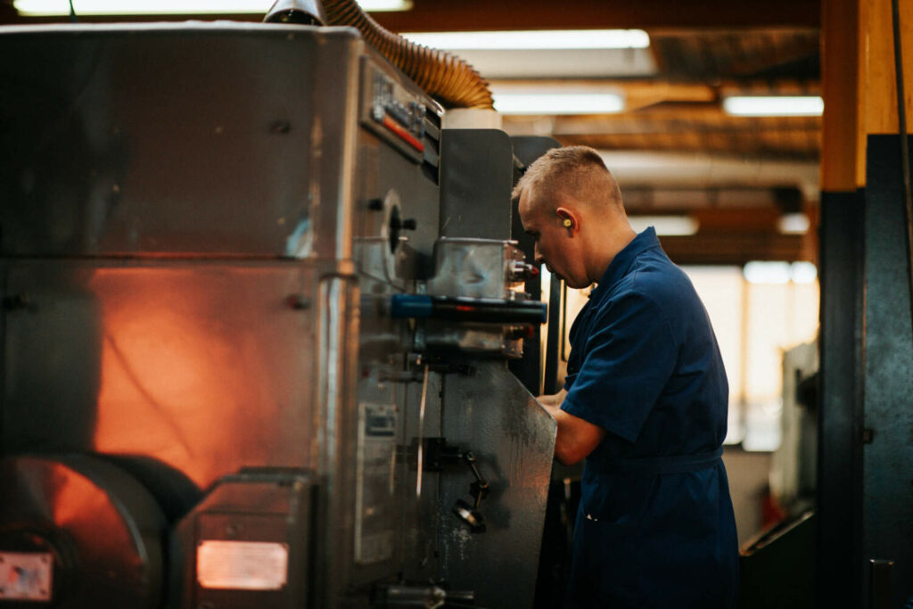 photo d'un jeune apprentis formé chez Romand Décolletage