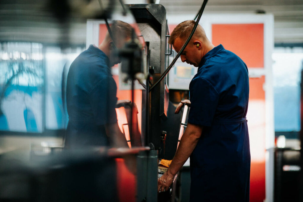 photo d'une jeune apprentis formé chez Romand Décolletage