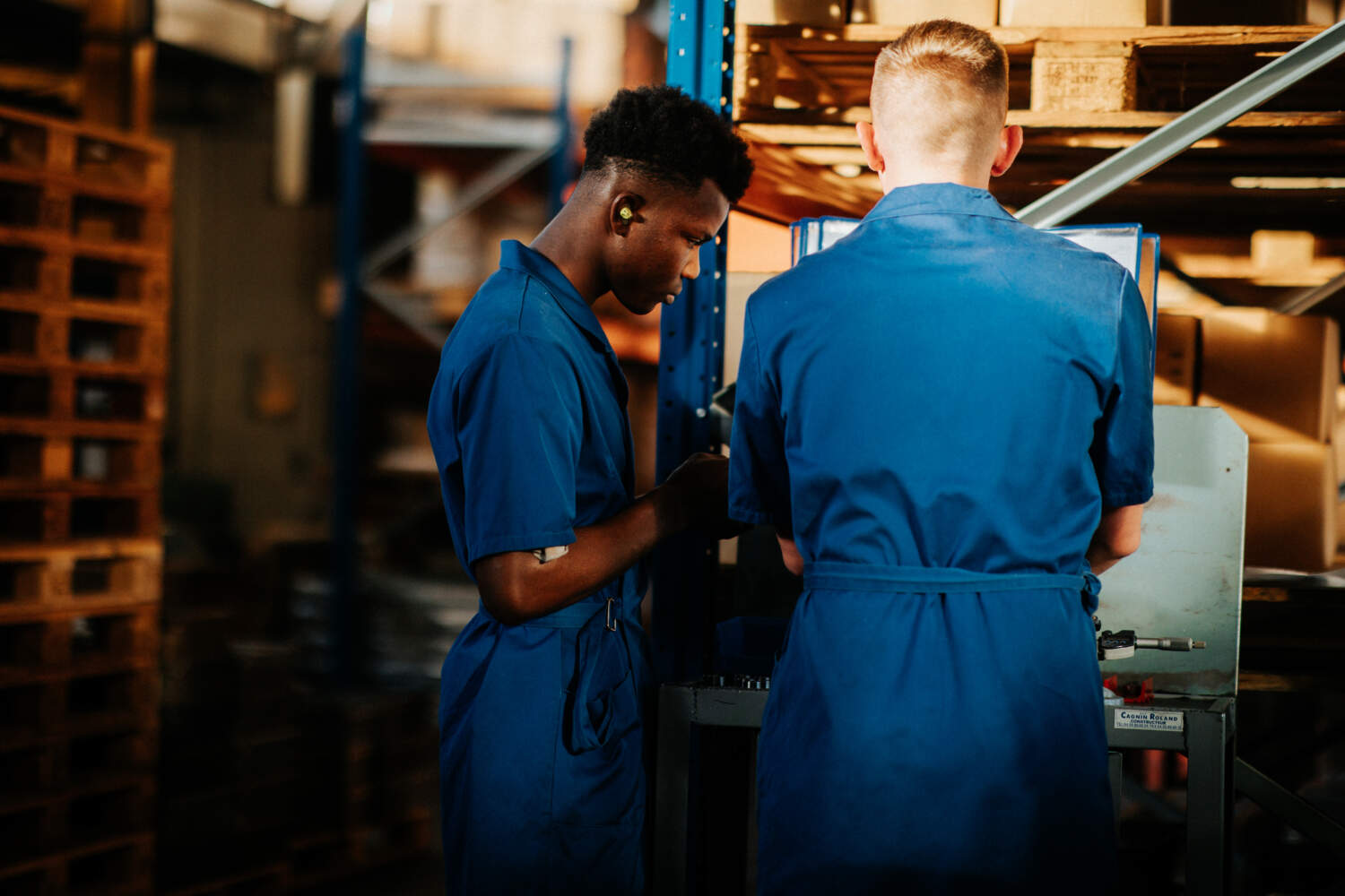 photo de jeunes apprentis formés au décolletage multibroches traditionnel chez Romand Décolletage