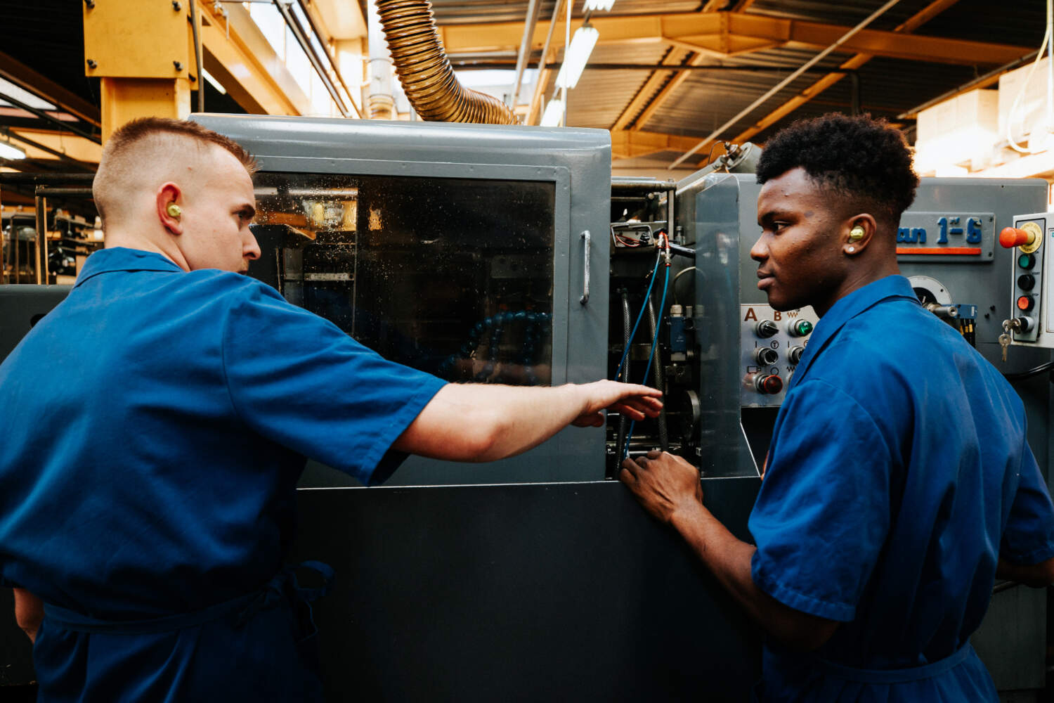 photo de jeunes apprentis formés chez Romand Décolletage